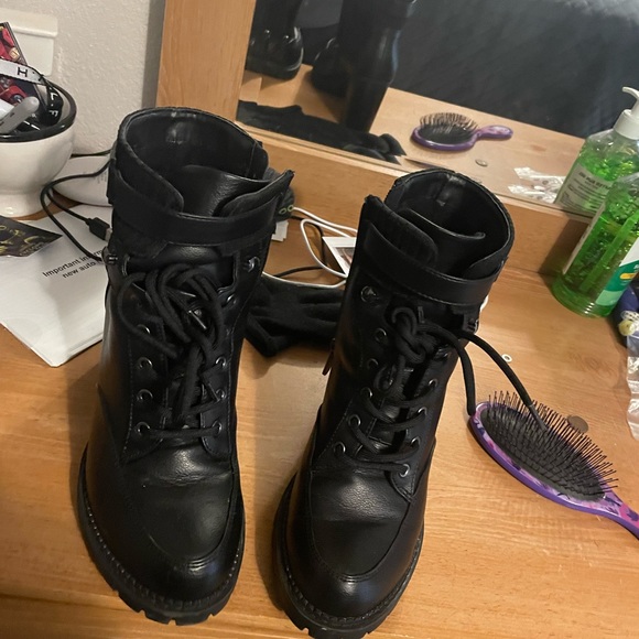They are black and they are leather and are really like new only wore once - Picture 3 of 3